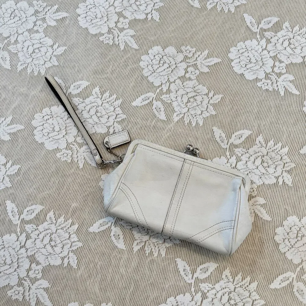 Vintage Y2K Coach Soho Ivory Leather Kisslock Wristlet